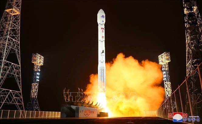 Pyongyang a lancé avec succès la nouvelle fusée Chollima-1, mettant en orbite le satellite de reconnaissance Malligyong-1. Photo : Yonhap/VNA.
