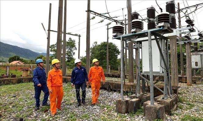 Des travailleurs de l'électricité du Vietnam et du Laos au poste de transformation intermédiaire de Sa Moi (Laos). Photo : VNA.