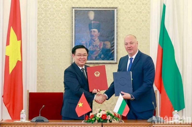 Le Président de l'AN vietnamienne, Vuong Dinh Huê, et son homologue bulgare, Rosen Dimitrov Jelyazkov, ont signé l'accord de coopération entre les deux AN lors de sa visite officielle en Bulgarie du Président de l’AN, Vuong Dinh Huê en 2023. Photo : NDEL.