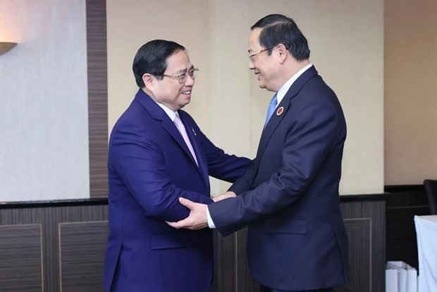 Le Premier ministre vietnamien, Pham Minh Chinh (à gauche) et son homologue lao, Sonexay Siphandone, à Tokyo du Japon, le 17 décembre 2023. Photo : VNA. 