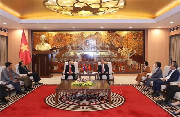 Le président du Conseil populaire de Hanoi et chef adjoint de la délégation parlementaire municipale, Nguyên Ngoc Tuân (à droite), reçoit le vice-président de l'Assemblée nationale lao, Chaleun Yiapaoher. Photo : VNA.