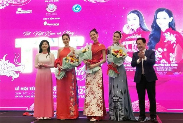 Les trois ambassadrices de la fête du Têt Viêt 2024 lors d'une cérémonie de présentation de cet événement. Photo : VNA.