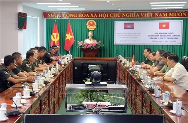 Lors de la rencontre entre la délégation cambodgienne et les responsables de la province de Vinh Long. Photo : VNA.