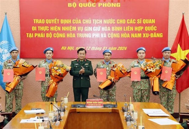 Le général de corps d’armée Hoàng Xuân Chiên, vice-ministre de la Défense remettant la décision du Président de la République aux Casques bleus vietnamiens, à Hanoi, le 12 janvier. Photo : VNA.