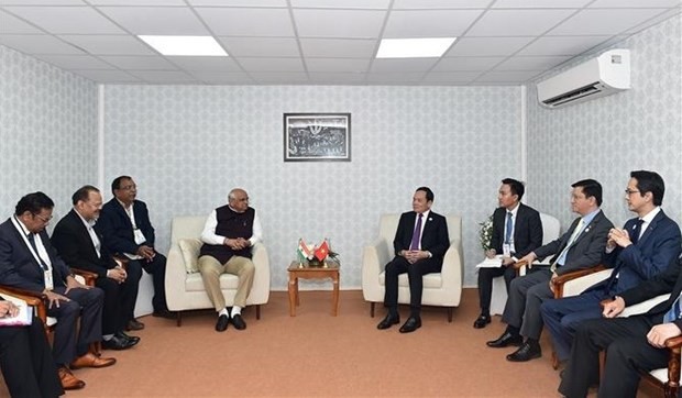 Le Vice-Premier ministre Trân Luu Quang (à droite) rencontre le gouverneur du Gujarat (Inde), Bhupendra Patel. Photo : VNA.