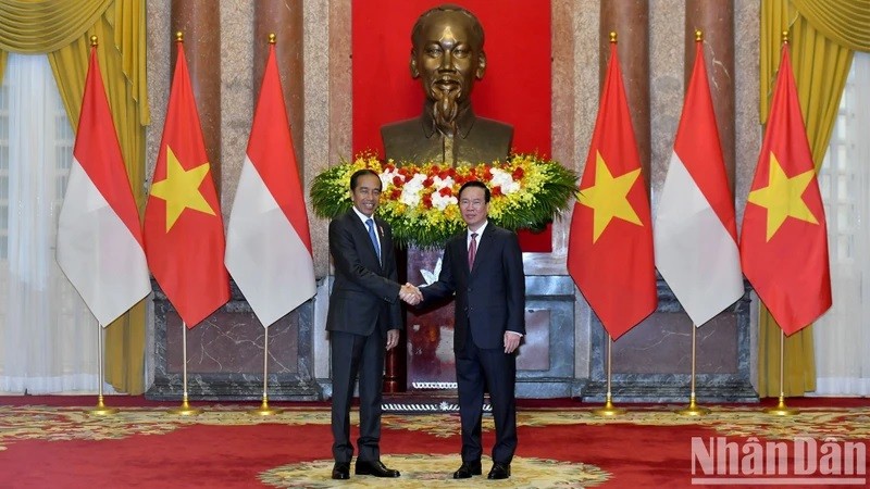 Le Président vietnamien, Vo Van Thuong, (à droite) et son homologue indonésien, Joko Widodo. Photo : NDEL.