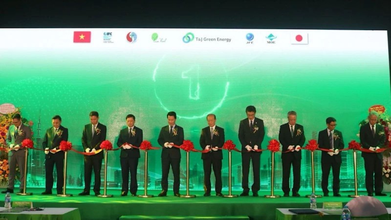 Délégués à la cérémonie d’inauguration de l’usine de valorisation énergétique de haute technologie dans la commune de Ngu Thai, district de Thuân Thành, province de Bac Ninh. Photo : congthuong.vn