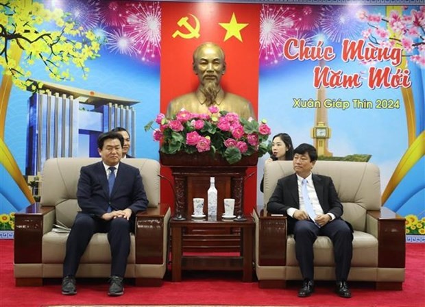 Le président du Comité populaire de la province de Binh Duong, Vo Van Minh (à droite), et Lim Byeong Taek, maire de la ville sud-coréenne de Siheung. Photo : VNA.