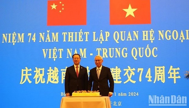 L'ambassadeur du Vietnam en Chine, Pham Sao Mai (à droite), et le vice-ministre chinois des Affaires étrangères, Ma Zhaoxu, lors de la cérémonie. Photo : NDEL.