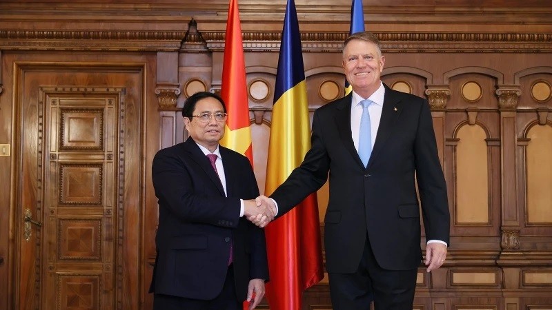 Le Premier ministre Pham Minh Chinh (à gauche) et le Président roumain, Klaus Iohannis. Photo : NDEL.