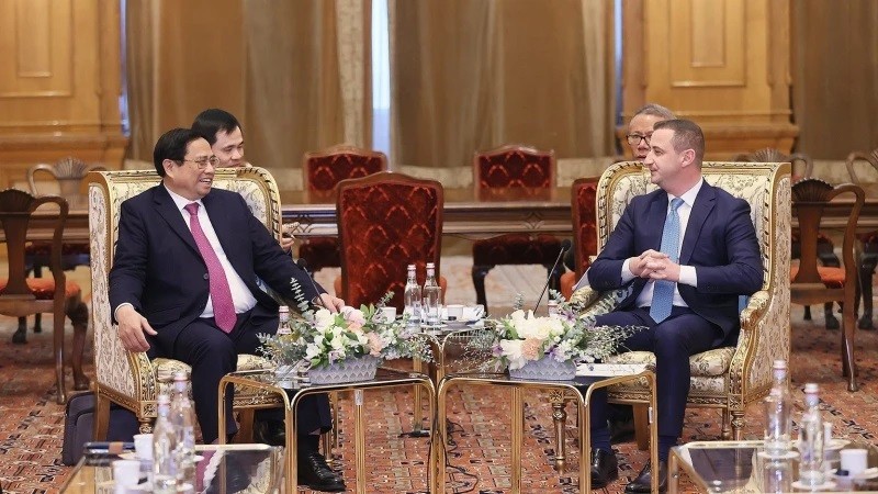 Le Premier ministre vietnamien Pham Minh Chinh (à gauche) et le Président de la Chambre des Députés de Roumanie Alfred Simonis, à Bucarest, en Roumanie, le 22 janvier. Photo : VNA.