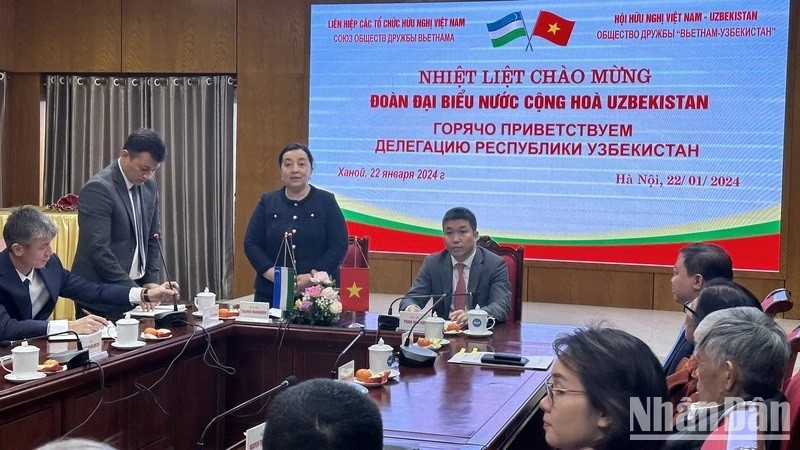 Zulaykho Makhkamova, Vice-Première ministre, cheffe du Comité d'État sur la famille et les femmes, prend la parole. Photo : NDEL.