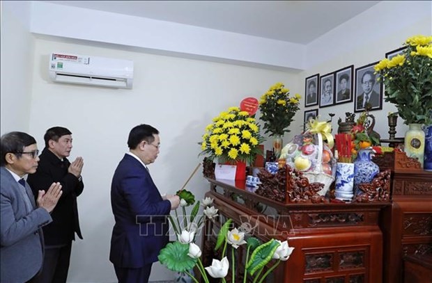 Le Président de l'Assemblée nationale, Vuong Dinh Huê, a rendu visite le 22 janvier, avant le Têt, à la famille de Lê Quang Dao. Photo : VNA.
