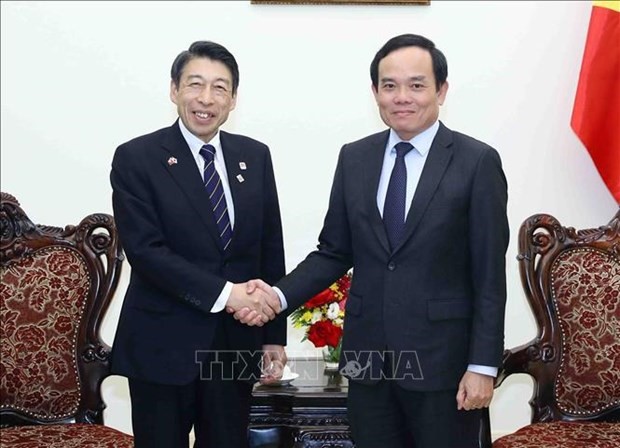 Le Vice-Premier ministre vietnamien Trân Luu Quang (à droite) et le gouverneur de la préfecture japonaise de Fukuoka, Hattori Seitaro. Photo : VNA.