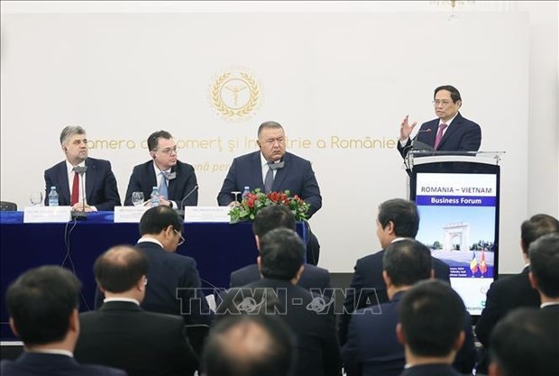  Le Premier ministre Pham Minh Chinh s'exprime au Forum d'affaires Vietnam - Roumanie. Photo : VNA.