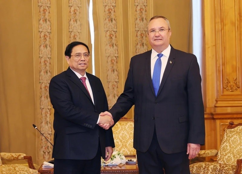 Le Premier ministre vietnamien Pham Minh Chinh (à gauche) et le Président du Sénat roumain Nicolae Ciuca, à Bucarest, en Roumanie, le 22 janvier. Photo : VNA.