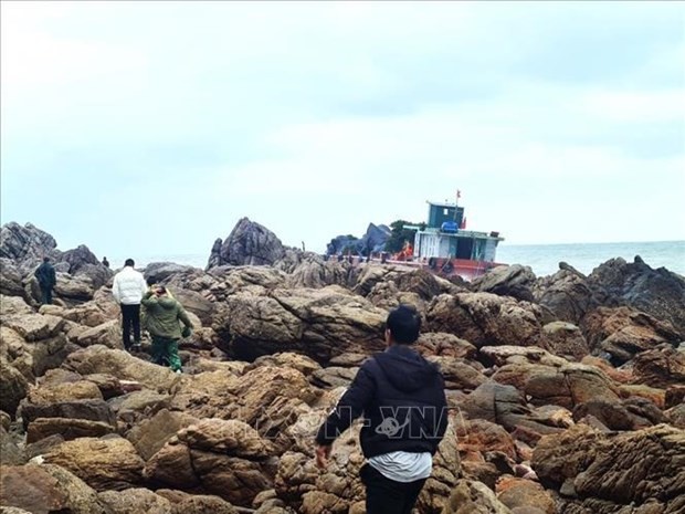 Le personnel du poste de garde-frontière de Quan Lan évalue les dégâts du navire chinois. Photo : VNA.