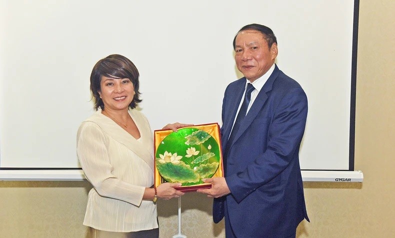 Le ministre du ministère de la Culture, des Sports et du Tourisme, Nguyên Van Hùng (à droite) et la directrice exécutive chargée de l’Asie-Pacifique du Conseil mondial du voyage et du tourisme, Liz Ortiguera. Photo : NDEL.