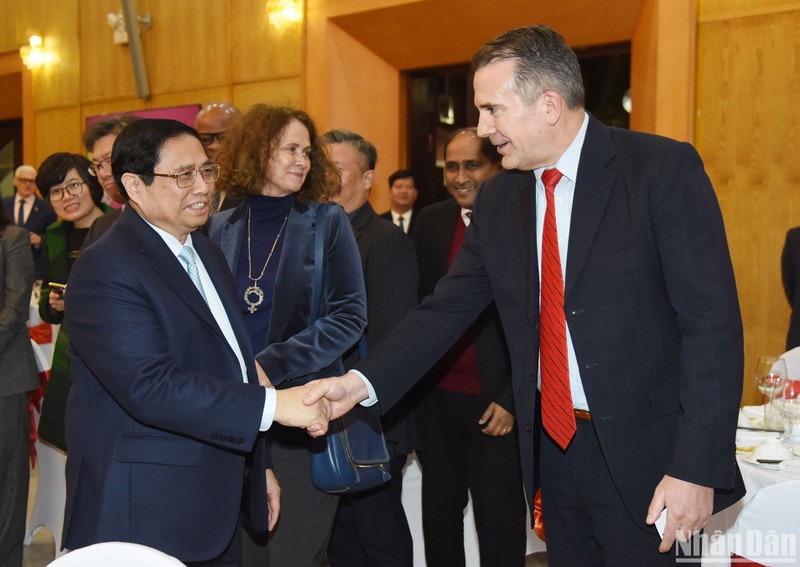 Le Premier ministre Pham Minh Chinh (à droite) lors d’une réception accordée aux diplomates, aux représentants des donateurs, des entreprises à capitaux étrangers, à Hanoi, le 26 janvier. Photo : NDEL.