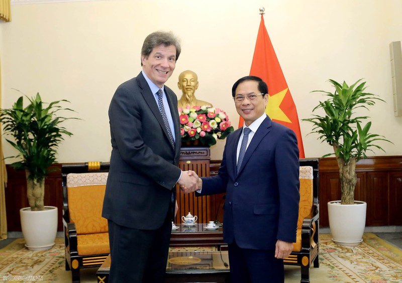 Le ministre des Affaires étrangères Bùi Thanh Son (à droite) et le secrétaire d’État adjoint américain chargé de la croissance économique, de l’énergie et de l’environnement, José W. Fernandez. Photo : baoquocte.vn