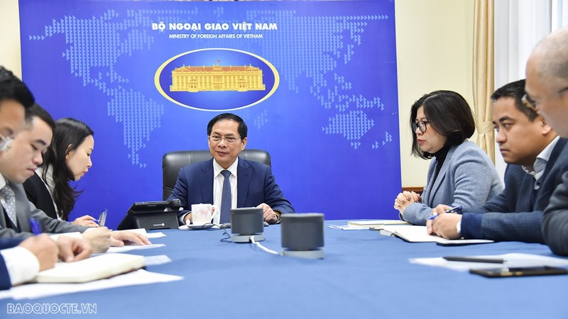 Le ministre vietnamien des Affaires étrangères, Bùi Thanh Son, lors de son entretien téléphonique avec son homologue de la République de Corée, Cho Tae Yul. Photo : baoquocte.vn