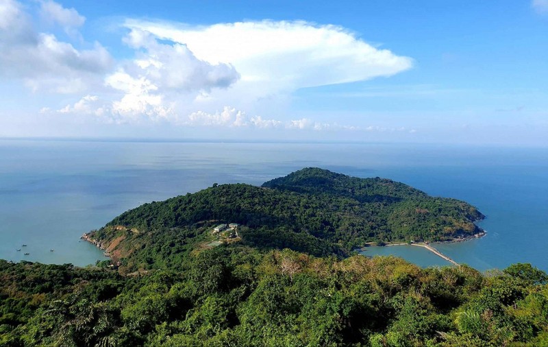 Hon Khoai est une île de rochers, de collines et de forêt vierge presque intacte avec de nombreux types de bois précieux et une flore et une faune riches. Photo : baoquocte.vn