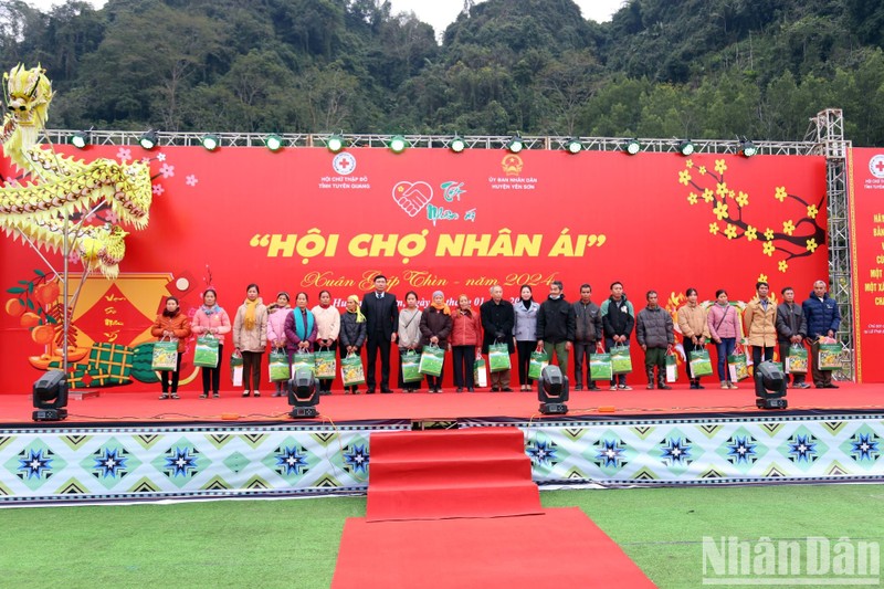 Le 28 janvier, le Comité populaire du district de Yên Son a organisé, dans le village de Na Ho, la « Foire caritative» 2024 pour le Têt du Dragon. Photo : NDEL.