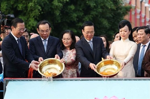 Le Président Vo Van Thuong (2e de droite) et son épouse effectuent le rituel traditionnel de libération des carpes. Photo : VNA.