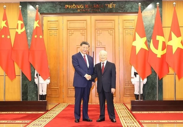 Le Secrétaire général du Parti communiste du Vietnam Nguyen Phu Trong (droite) et le Secrétaire général du Parti communiste chinois et Président chinois Xi Jinping. Photo : VNA