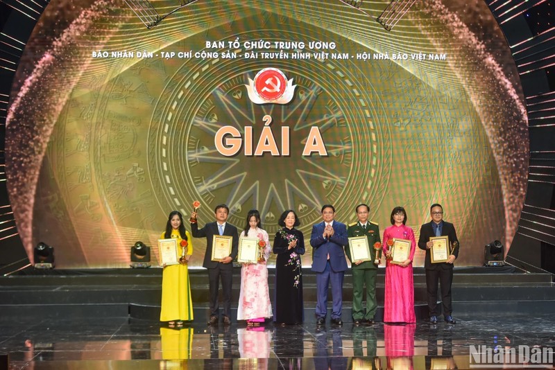 Lors de la cérémonie de remise des Prix "Marteau et Faucille d’or" 2023 à Hanoï. Photo : NDEL.