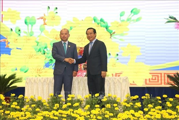 Le secrétaire du Comité provincial du Parti de Long An, Nguyên Van Duoc (à droite) et Peng Posa, gouverneur de la province de Svay Rieng. Photo: VNA