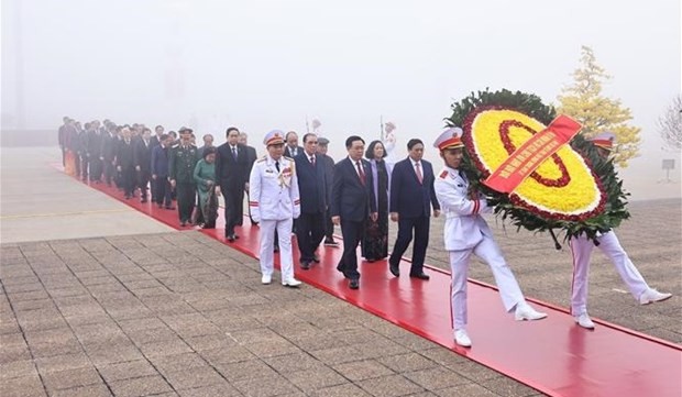 Des dirigeants rendent hommage au Président Hô Chi Minh à l’occasion du 94e anniversaire du PCV. Photo : VNA.