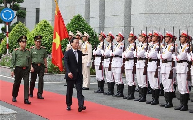 Le Président Vo Van Thuong rend visite à la Police de Hô Chi Minh-Ville. Photo: VNA