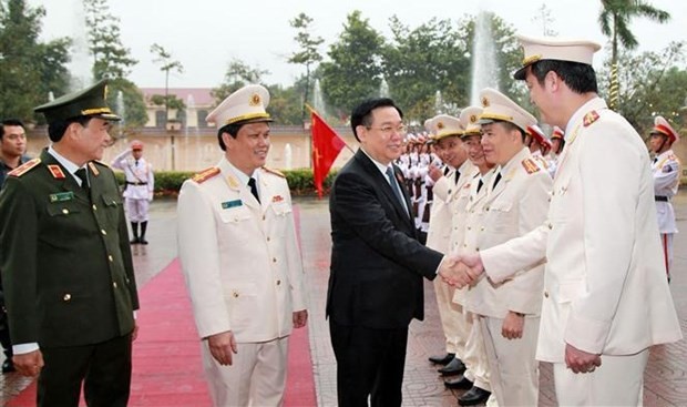 Le Président de l’AN vVuong Dinh Huê présente ses vœux du Têt aux forces de sécurité publique de Nghê An. Photo : VNA.