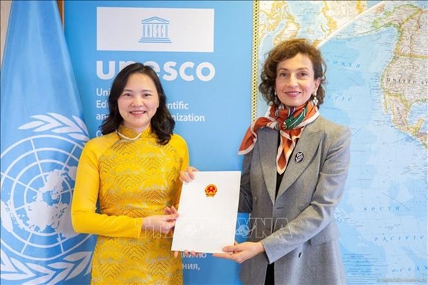 L'ambassadrice Nguyên Thi Vân Anh (à gauche) présente ses lettres de créance à la directrice générale de l'UNESCO, Audrey Azoulay. Photo : VNA.
