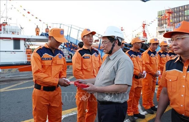 Le Premier ministre Pham Minh Chinh présente ses vœux de Têt aux ouvriers du port international de Tân Cang-Cai Mép (TCIT). Photo : VNA.