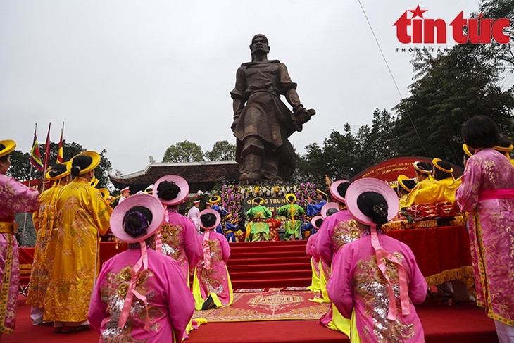 Des habitants offrent de l'encens devant la statue du roi Quang Trung. Photo : VNA.