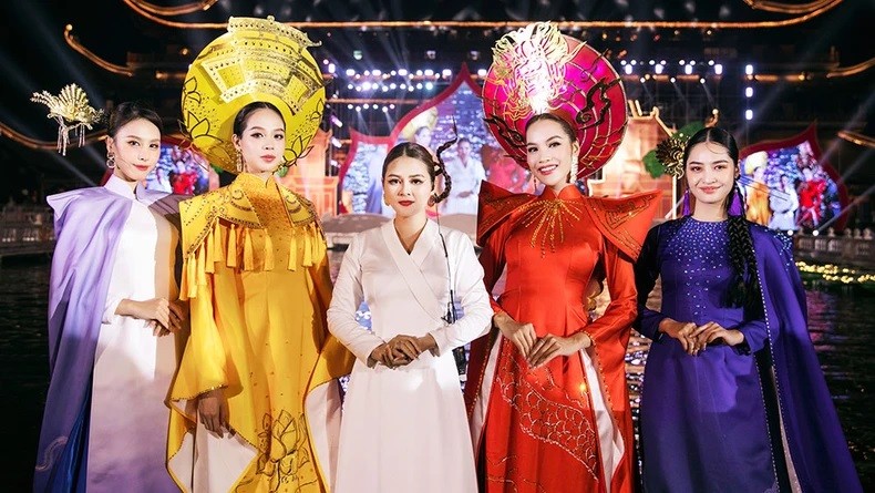La designer Thach Linh (au centre) et des mannequins lors du défilé de mode « Prier pour un lieu sacré ». Photo : NDEL.