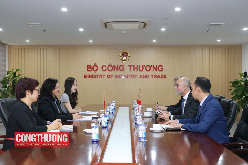Séance de travail tenue le 21 février à Hanoi entre la vice-ministre vietnamienne de l’Industrie et du Commerce, Phan Thi Thang et l’ambassadeur canadien au Vietnam, Shawn Steil. Photo : congthuong.vn