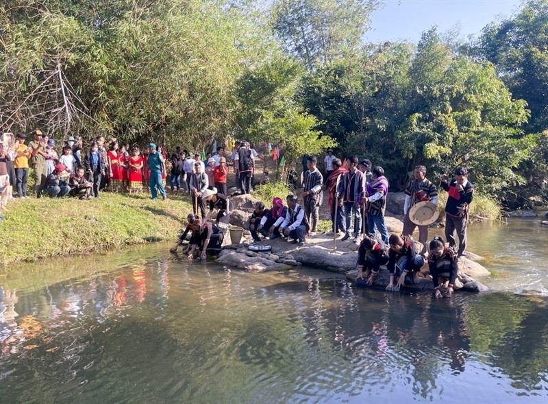 Les Ê Đê organisent la Fête du culte pour remercier leurs génies de l’eau de leur apporter du beau temps et beaucoup de chance. Photo : VOV.