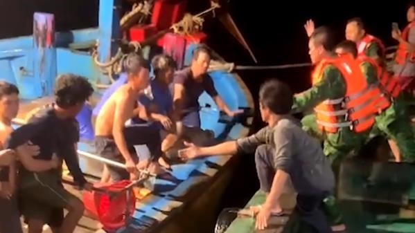 Les gardes-frontières de la province de Bà Ria-Vung Tàu reçoivent le 29 janvier les marins étrangers sauvés d'un bateau de pêche de la province de Binh Thuân. Photo : bariavungtau.com.vn