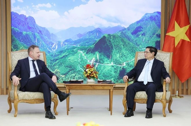 Le Premier ministre Pham Minh Chinh (à droite) et le ministre de l’Agriculture, de la Souveraineté alimentaire et des Forêts de l'Italie, Francesco Lollobrigida. Photo : VNA.