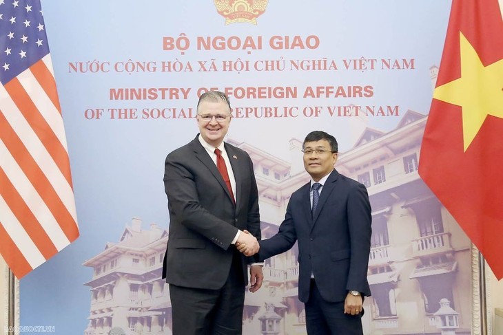 Le vice-ministre permanent vietnamien des Affaires étrangères Nguyên Minh Vu (à droite) et le secrétaire d’État adjoint américain Daniel Kritenbrink. Photo : VOV. 