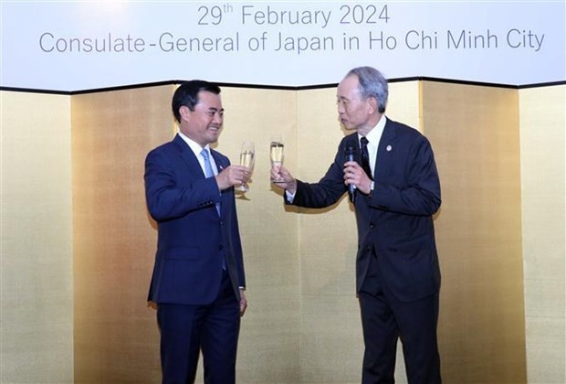 Le vice-président du Comité populaire municipal, Bùi Xuân Cuong (à gauche), et le consul général du Japon à Hô Chi Minh-Ville, Ono Masuo. Photo : VNA.