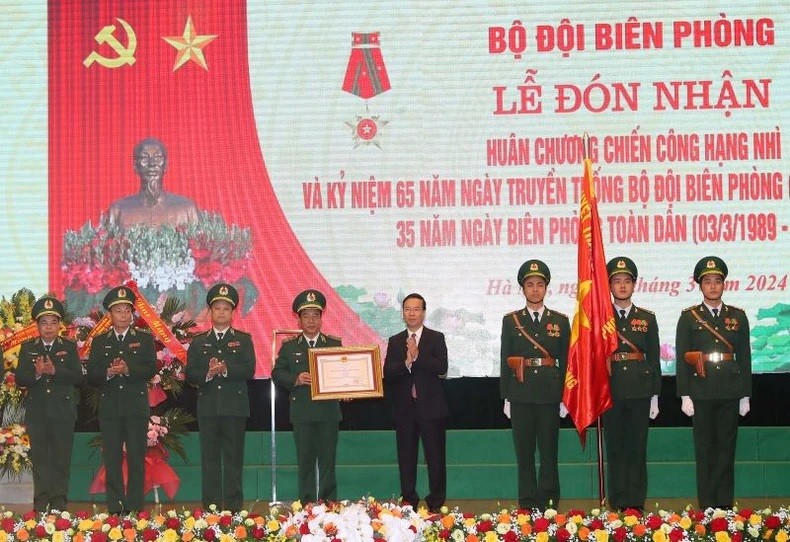 Le Président Vo Van Thuong assiste au 65e anniversaire de la Journée traditionnelle des Gardes-frontières (le 3 mars) et au 35e anniversaire de la Journée nationale de la défense frontalière (le 3 mars). Photo : NDEL.