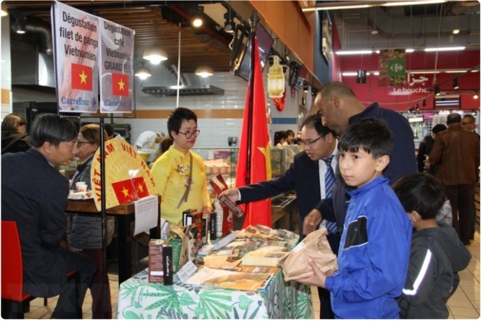 Un stand de présentation et d'essai du café vietnamien au supermarché Carefour en Algérie, le 22 décembre 2023. Photo : VNA