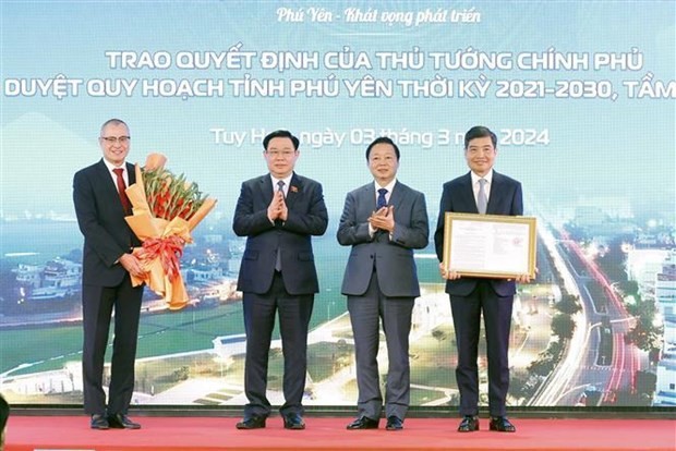 Le Président de l’Assemblée nationale, Vuong Dinh Huê (deuxième à gauche) et le Vice-Premier ministre Trân Hông Hà (à droite), lors de la conférence. Photo : VNA.