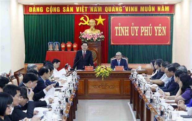 Le Président de l’Assemblée nationale (AN), Vuong Dinh Huê, travaille avec la Permanence du Comité du Parti de la province de Phu Yên. Photo : VNA.