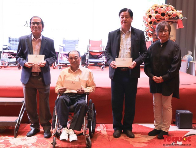 La Fondation japonaise pour la contribution sociale a offert des dizaines de fauteuils roulants à des personnes handicapées dans la ville centrale de Dà Nang. Photo : toquoc.vn
