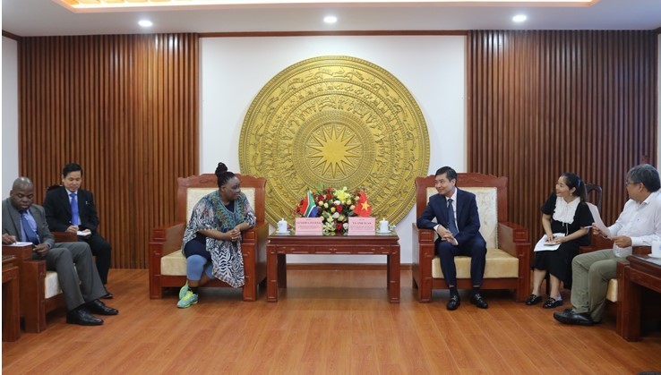 Le président du Comité populaire provincial de Phu Yên, Ta Anh Tuân (à droite) reçoit le 4 mars, Vuyiswa Tulelo, ambassadrice de la République d’Afrique du Sud au Vietnam. Photo : thoidai.com.vn 